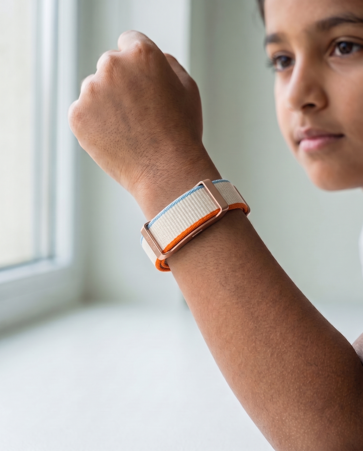 A child wearing the Halo Lytt band on their wrist